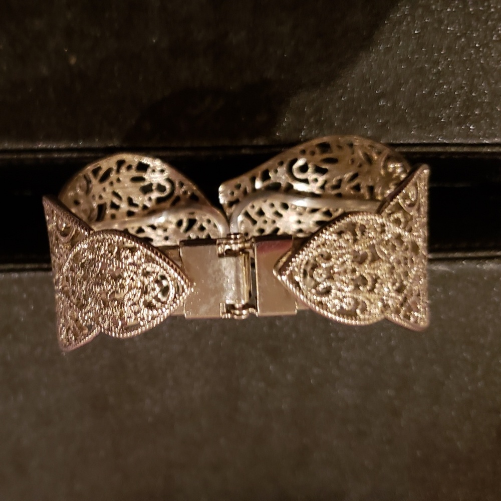 Silver leaf pattern chunky cuff bracelet - Picture 2 of 3